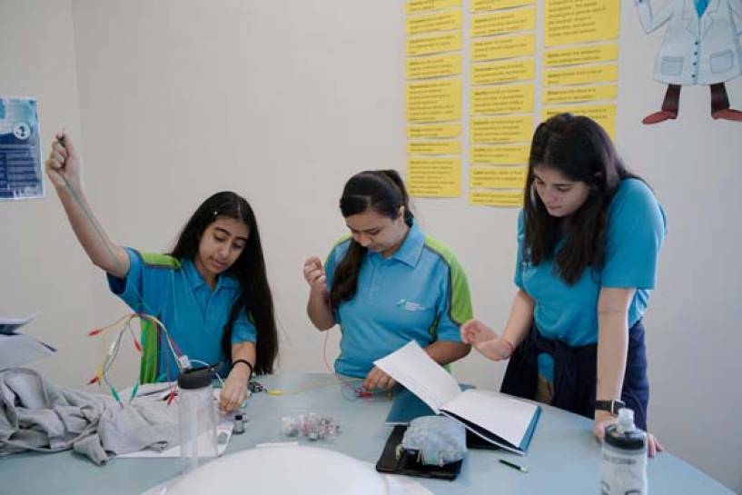 La beca Siva Kumari para alumnos innovadores del PAI los anima a convertirse en los líderes del mañana