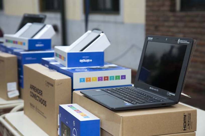 San Isidro y Nación continúan entregando netbooks a escuelas públicas