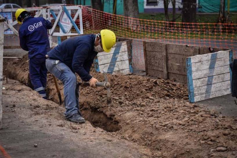 Comenzaron las obras de renovación de la red de agua corriente y alumbrado público en el barrio La Chechela