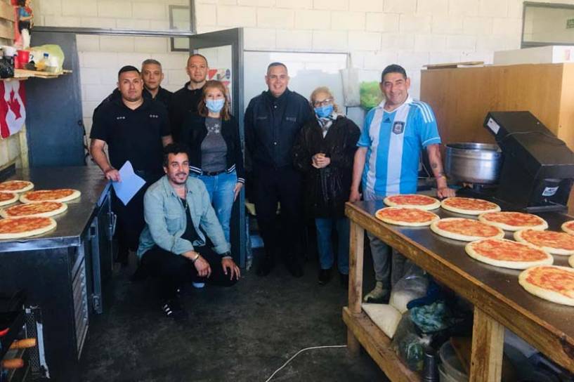 Desde una cárcel bonaerense donaron 200 prepizzas a comedores de La Plata y San Martín