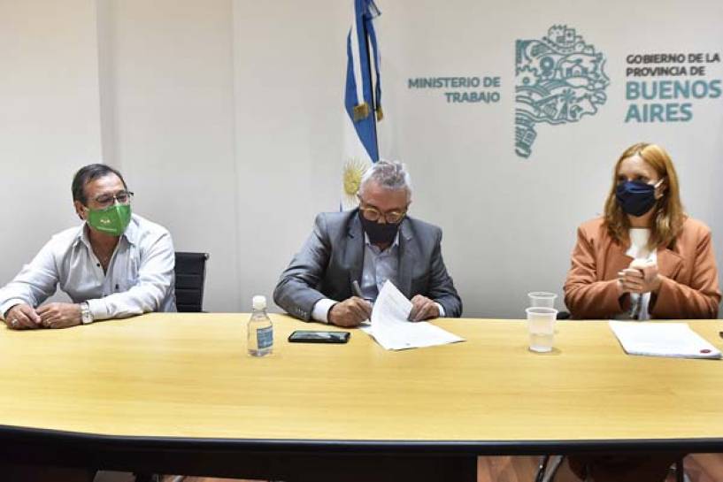 Julio Zamora y Mara Malec firmaron el primer convenio Colectivo de Trabajo para empleados municipales de Tigre