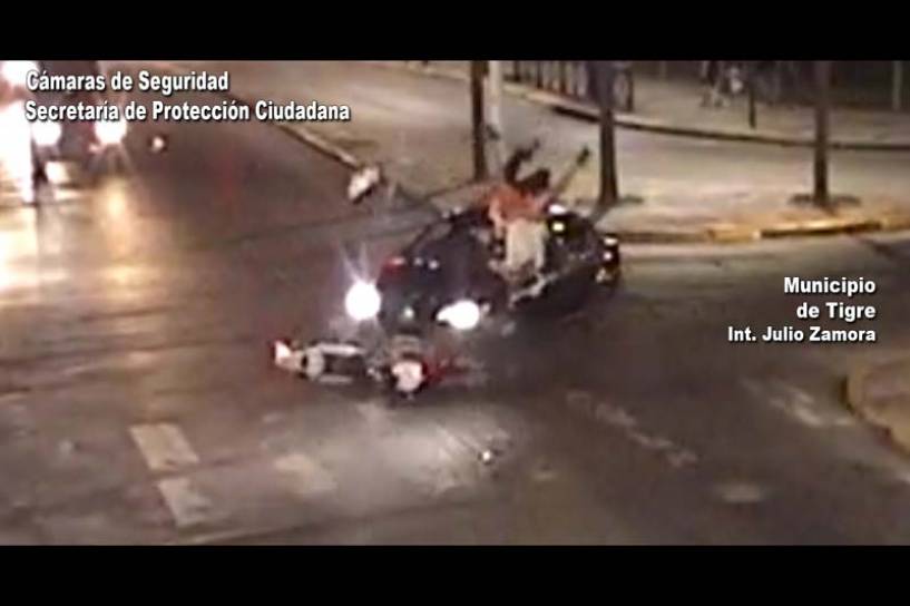 Las cámaras del COT captaron un impactante choque entre un auto y una moto