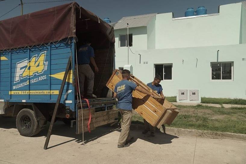 Soluciones habitacionales: Comenzó una nueva entrega de viviendas para familias que vivían en riesgo ambiental en Esteban Echeverría
