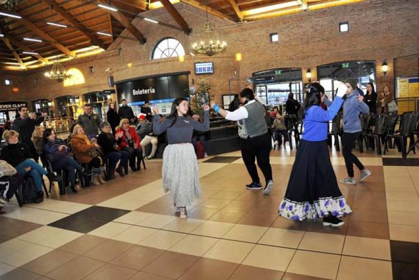 Miércoles de danza y canto en la Estación de Trenes de Tigre