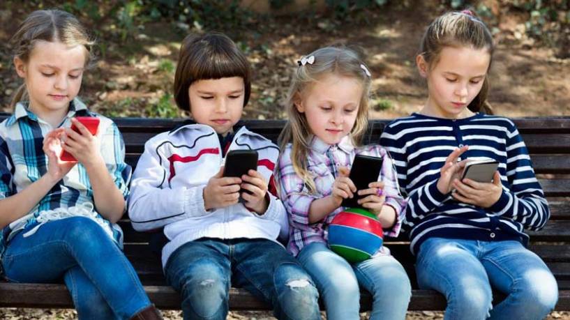 Los niños ven anuncios inapropiados cuando juegan con el celular