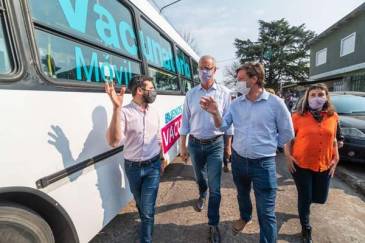 Daniel Gollán y Lucas Boyanovsky recibieron al bus de Buenos Aires Vacunate en Vicente López