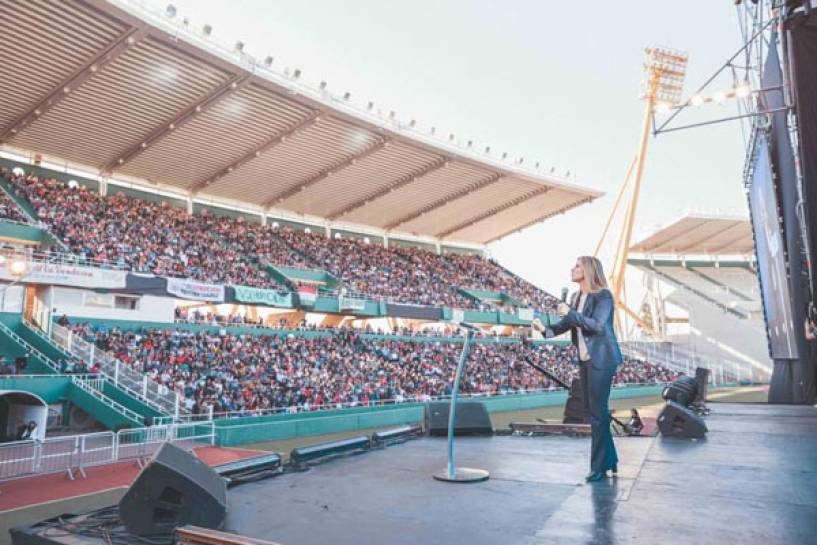 Hotton habló ante más de 23 mil evangélicos en el estadio Kempes de Córdoba