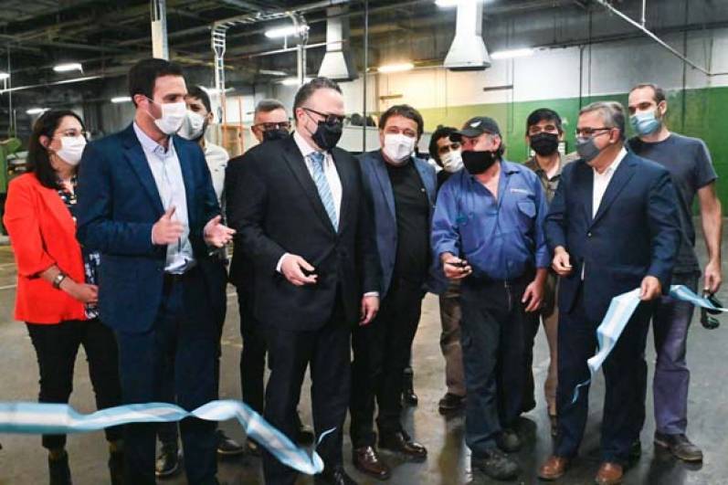 Kulfas inauguró una fábrica de indumentaria en Catamarca con el gobernador Jalil y anunció asistencia por $100 millones para hacer nuevas obras el Parque Industrial provincial