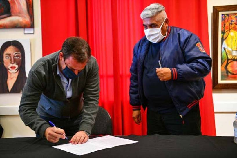 La Municipalidad de Escobar y los Bomberos Voluntarios firmaron un convenio de colaboración y asistencia técnica en la lucha contra el coronavirus