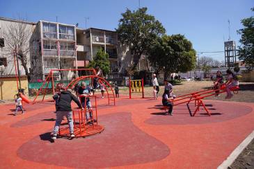 Fernando Moreira compartió una jornada de actividades en la nueva plaza de Barrio Güemes
