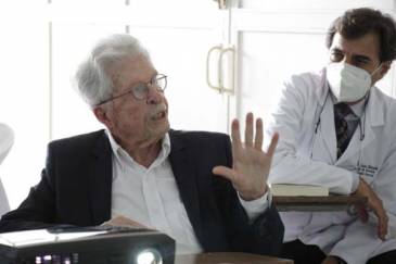 El prestigioso cirujano Vicente Gutiérrez Maxwell visitó a residentes del Hospital Larcade