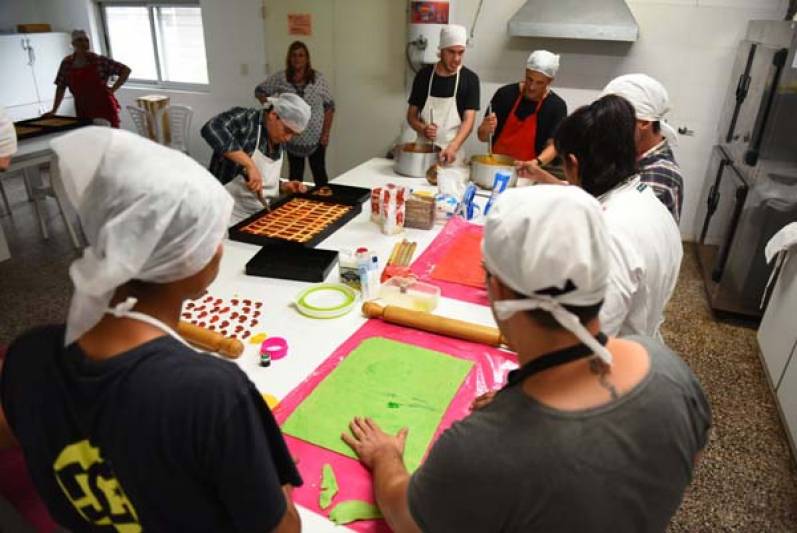 Más de 20 personas participan del taller de panadería y pastelería