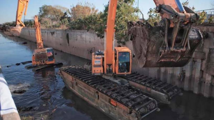 Sabbatella e Insaurralde recorrieron el operativo de limpieza de arroyos de Lomas de Zamora