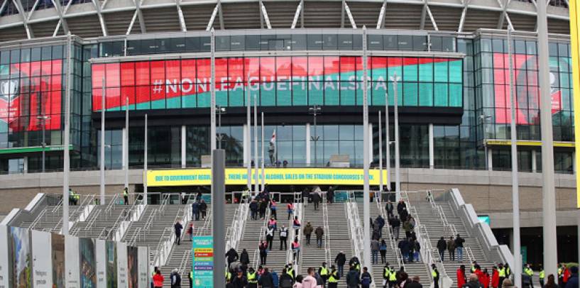 Nueva y llamativa señalización led en el estadio de Wembley da la bienvenida a los espectadores en su vuelta