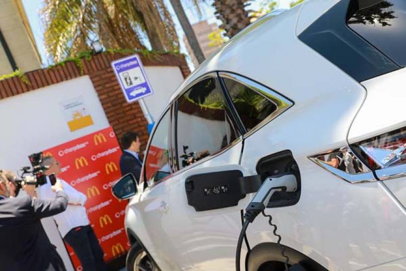 En el McDonald’s de San Isidro presentaron la primera estación de carga para automóviles eléctricos
