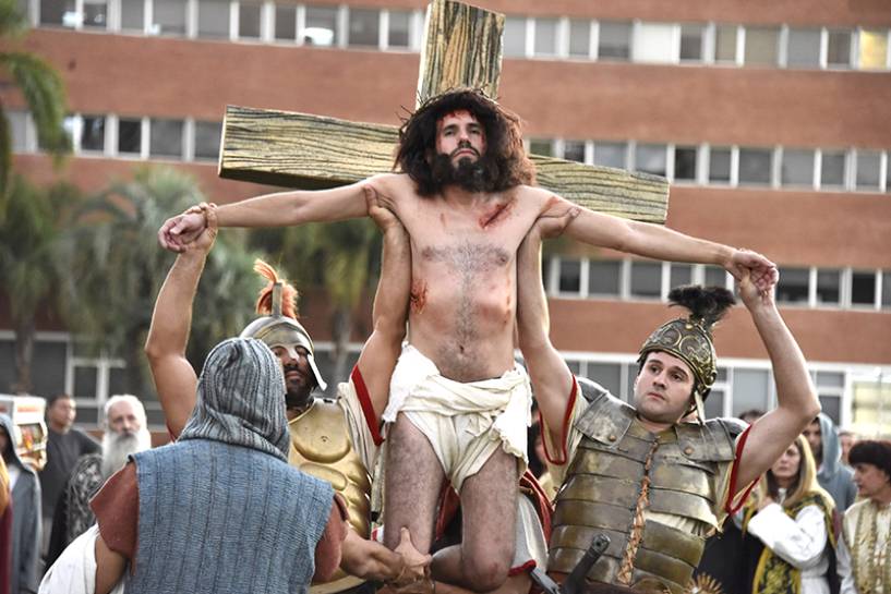 Viernes Santo de Vía Crucis en Malvinas Argentinas