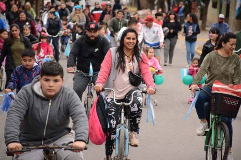 Ituzaingó: cientos de chicos y chicas participaron de la bicicleteada por la Independencia