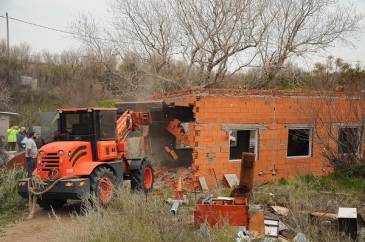 Se demolió una construcción ejecutada sin permiso municipal sobre tierras fiscales