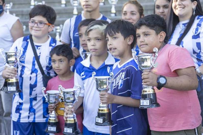 Entrega de trofeos para clubes de barrio de San Isidro