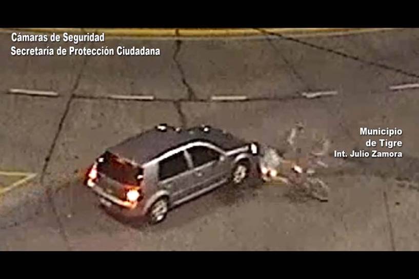Las cámaras del COT registraron un impactante accidente entre un auto y una bicicleta