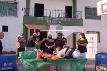 El municipio de Morón realizó la entrega de insumos deportivos al Club Garza de Morón sur