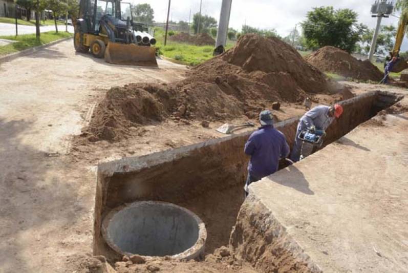 Avanza la construcción del colector cloacal de barrio Lubo