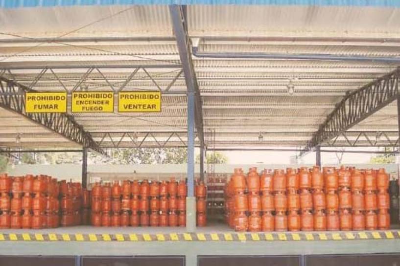 Movilización de camiones de garrafas y entregas de petitorios con pedido de aumentos de precios