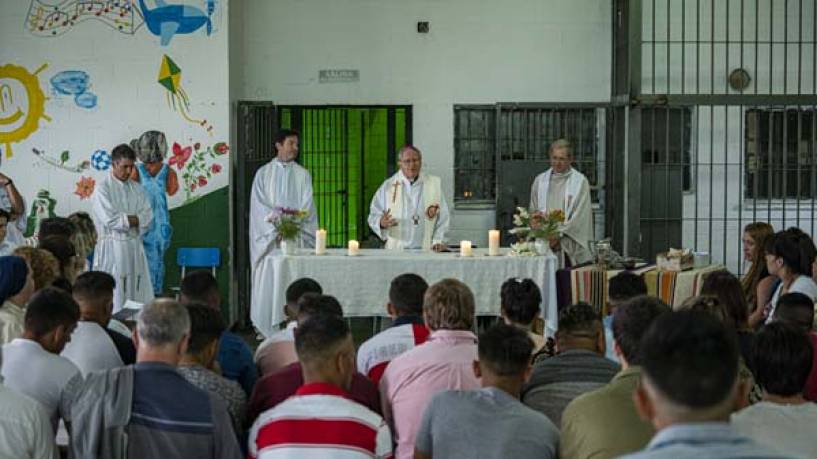 Monseñor Ojea realizó una visita pastoral a los presos de la Unidad penitenciaria 47