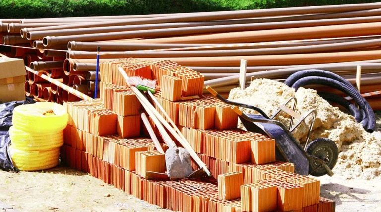 Amanco Wavin dona materiales para la construcción de 29 viviendas en Derqui