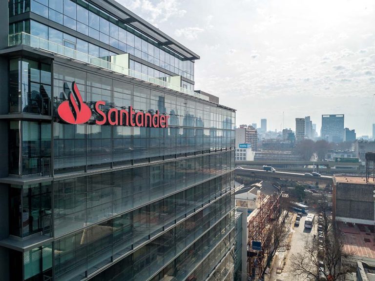 Santander y Coursera ofrecen 100.000 plazas de formación gratuita en IA, datos o liderazgo ante la transformación del mercado laboral  