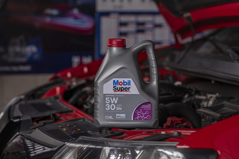 MOBIL incorpora un sello holográfico a sus etiquetas para reforzar la autenticidad de los envases