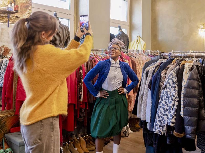 Un viaje al pasado: ropa y artículos vintage empiezan a ocupar un lugar en la valija de los argentinos