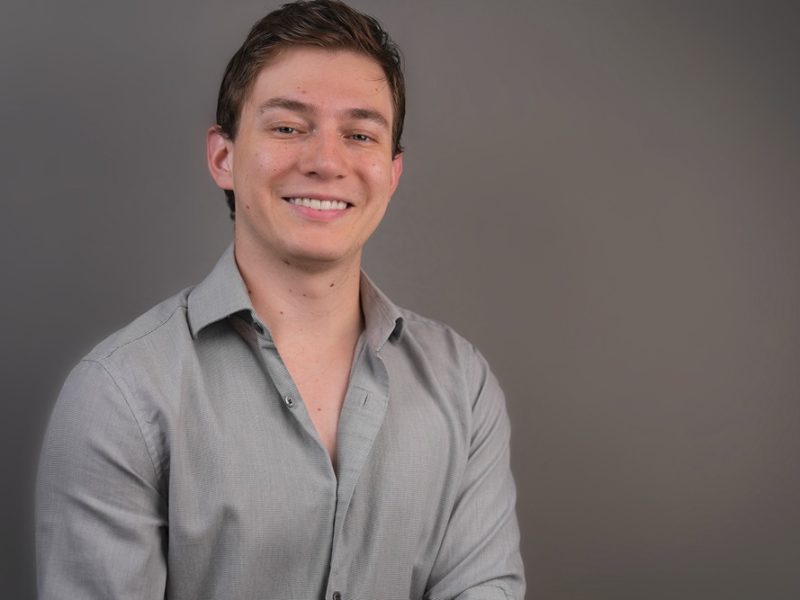 La historia de Alessandro Guzmán: de vendedor callejero a referente del emprendimiento digital