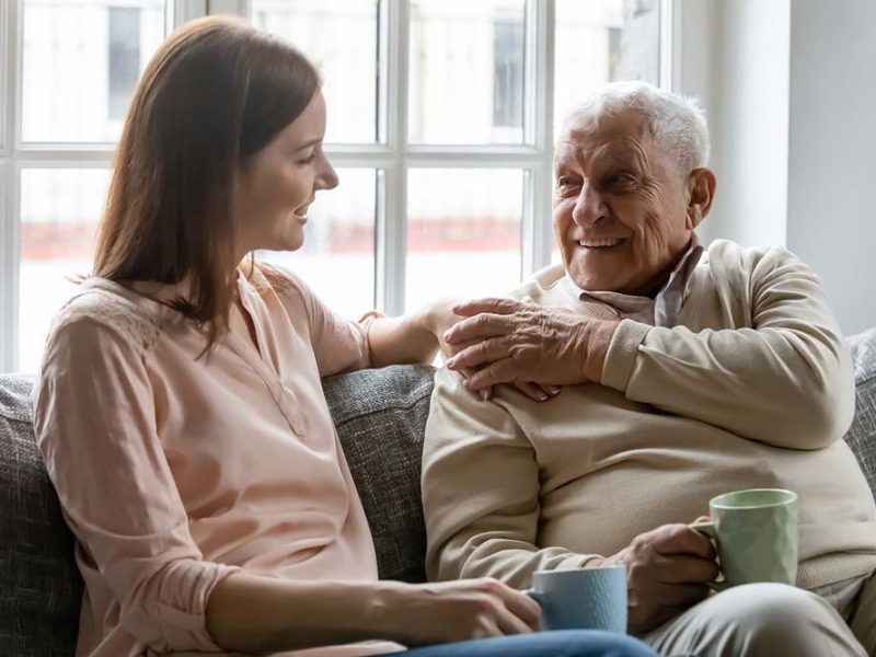 AMIA lanza la cuarta edición de “Camino Compartido” para dar apoyo a familiares que cuidan a personas mayores