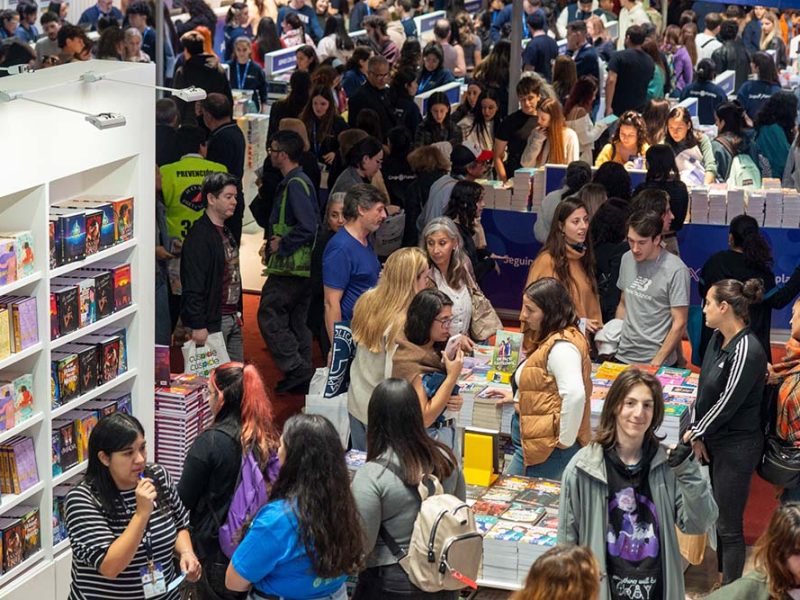 La Noche de la Ciudad en la 49a Feria del Libro fue un éxito de público y actividades
