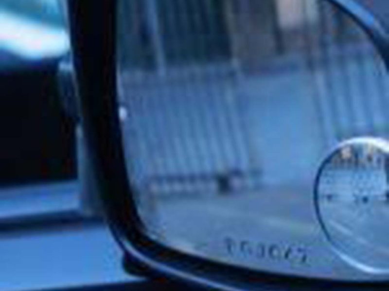 Cuenta regresiva: Este 14 de mayo vence el plazo para grabar la patente en todos los vidrios de autos en Chile