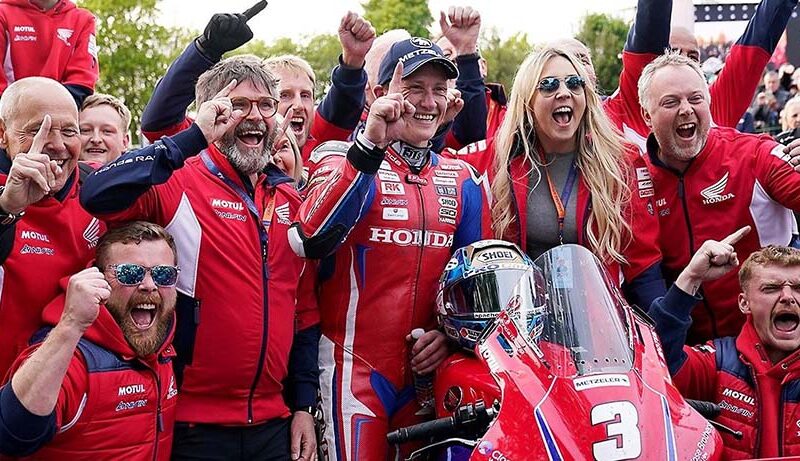 Metzeler celebra un exitoso TT de la Isla de Man ganando las tres carreras de 1000cc con 14 podios