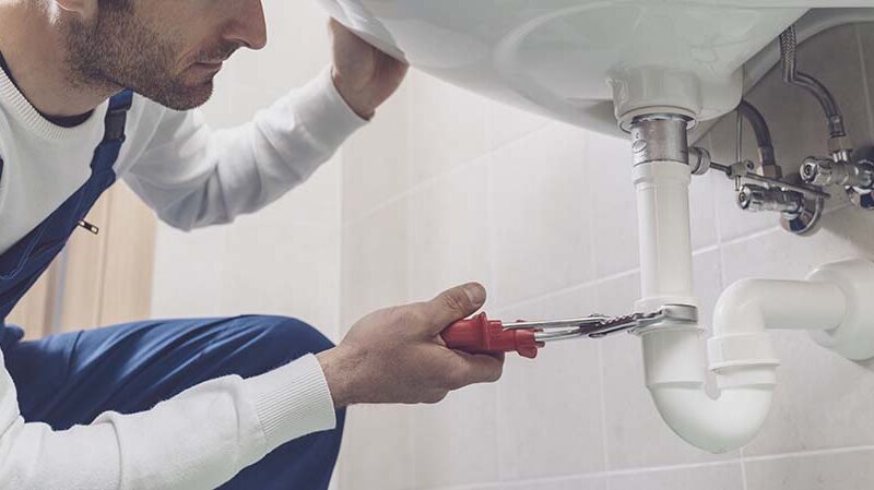 Un llamado que puede evitar un desastre: el rol clave del plomero en los hogares