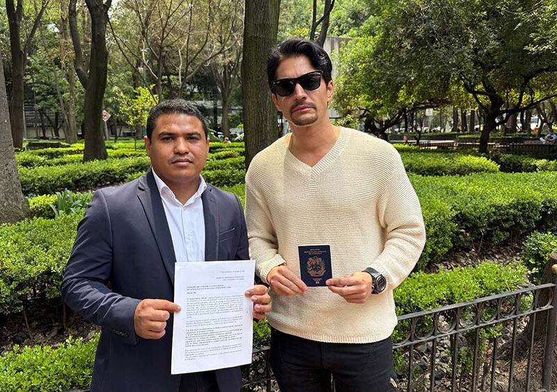 Daniel Elbittar se presenta en la embajada de Venezuela en México para exigir respuestas