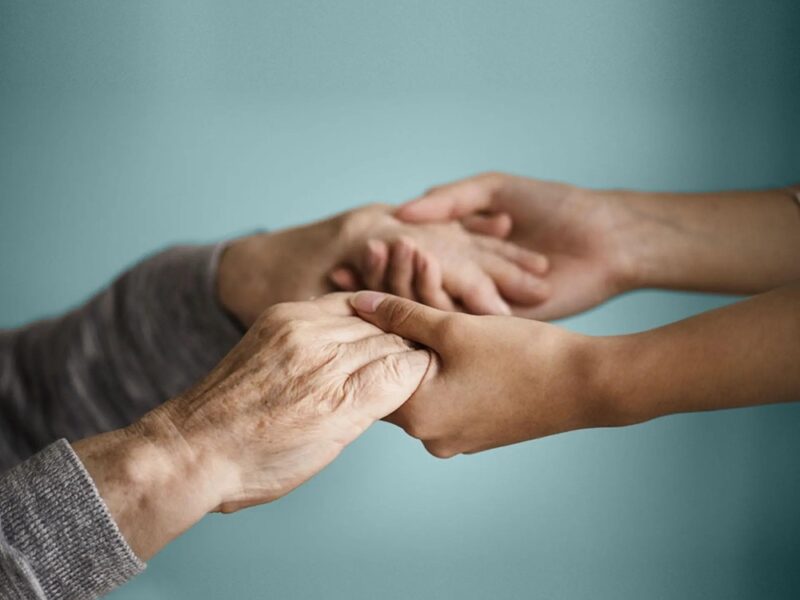 Asistencia en el hogar: ¿Cuál es la diferencia entre un cuidador y un acompañante?