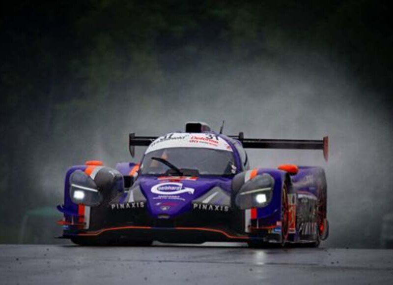 Piloto colombiano recibe patrocinio de empresa de automatización y manejo de materiales