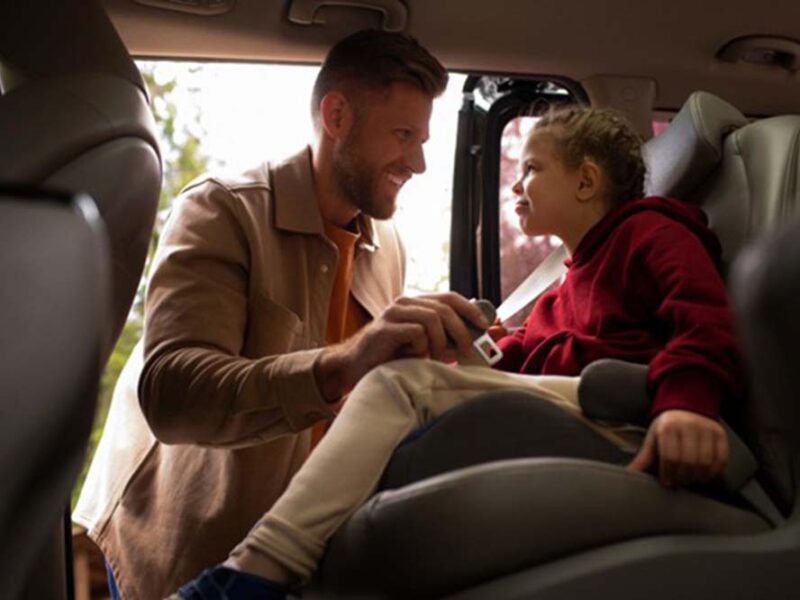 Silla infantil en el auto: solo 1 de cada 3 la usa y la mayoría la coloca mal