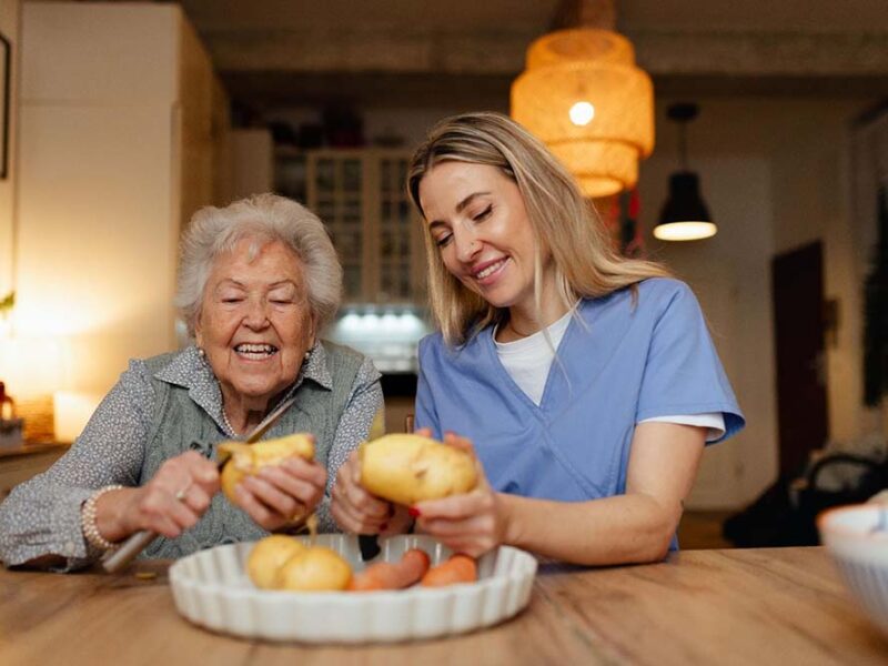 Cinco claves para iniciar el cuidado de un familiar mayor: cuáles son las señales de alerta, qué asistencia buscar y cómo organizarse