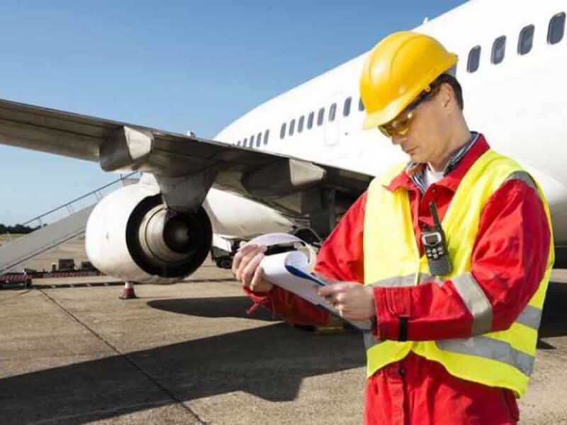 Lanzan el primer curso de posgrado en Seguridad Laboral Aeronáutica