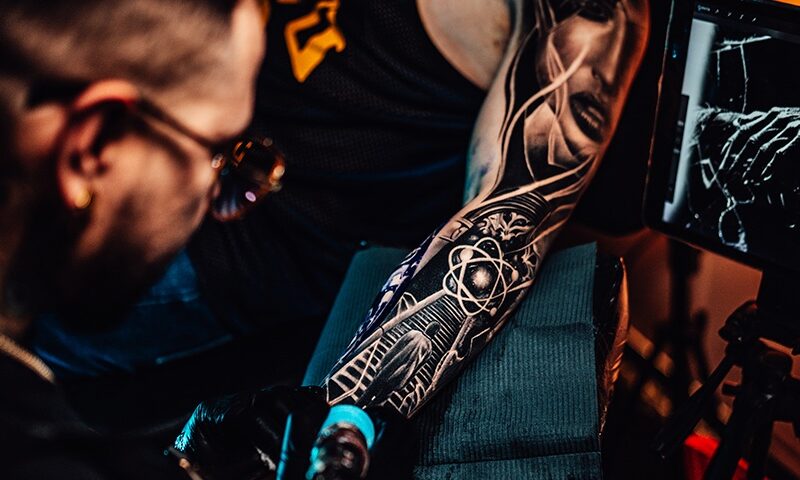 Harson Rodríguez revoluciona la industria del tatuaje con un método que permite piezas a gran escala en un sólo día