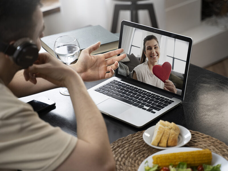 Entre pantallas y kilómetros: cómo sobreviven hoy las relaciones a distancia