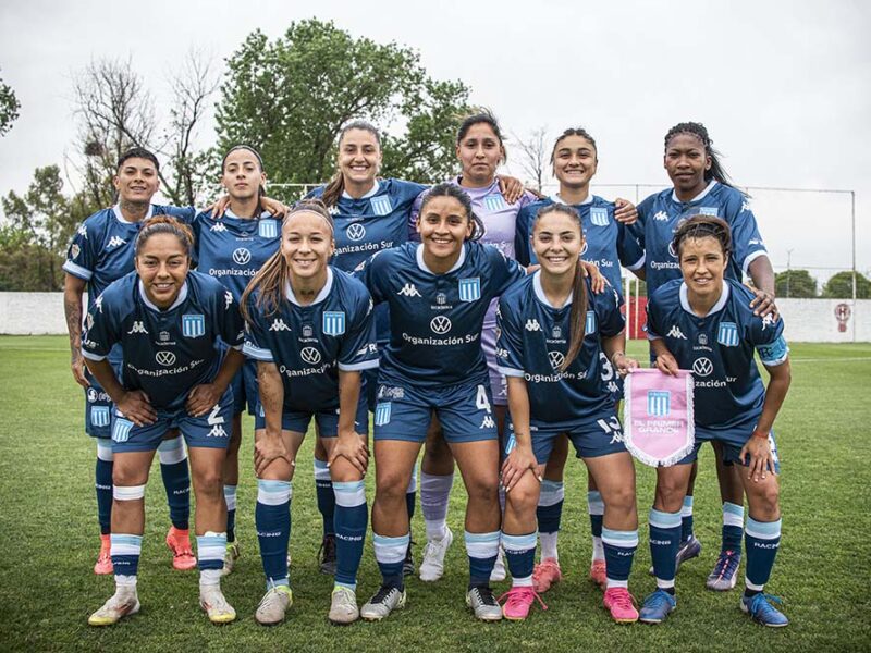 El rosa sale a la cancha: cuál es el mensaje detrás de los llamativos banderines de Racing