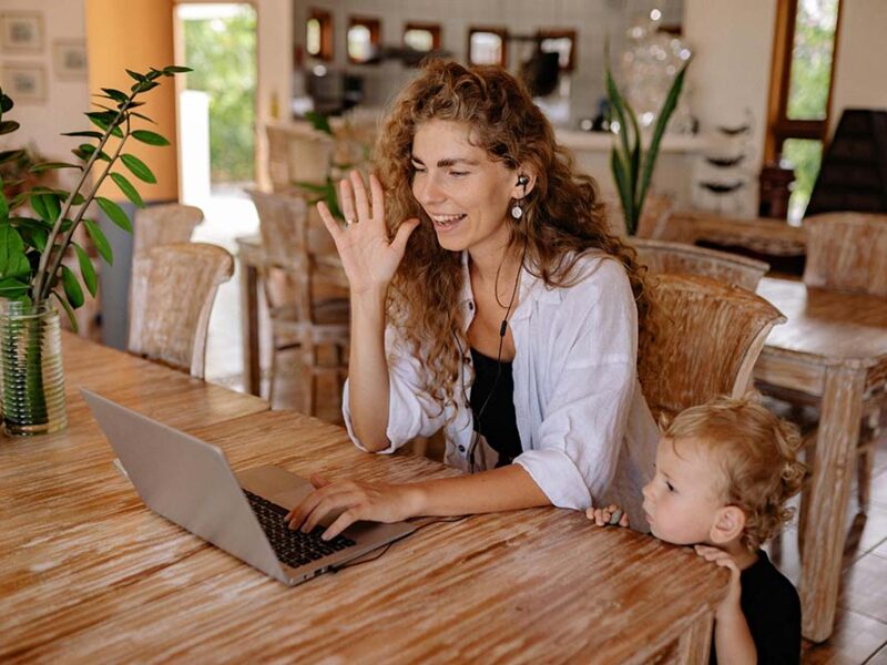 Liderar y maternar: ¿un diálogo imposible? Cinco mujeres que conocen la mesa chica cuentan su experiencia