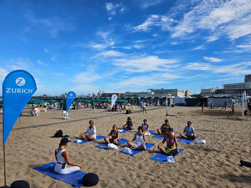 Cómo se preparan las marcas para el verano en la Costa, a pesar del clima de incertidumbre
