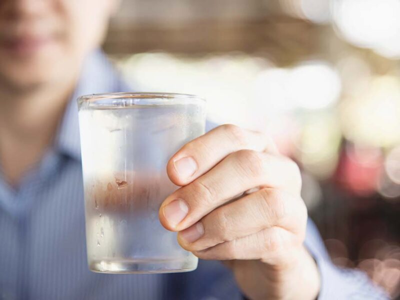 ¿El agua fría acelera el metabolismo? Lo que sí y lo que no hace por tu gasto calórico